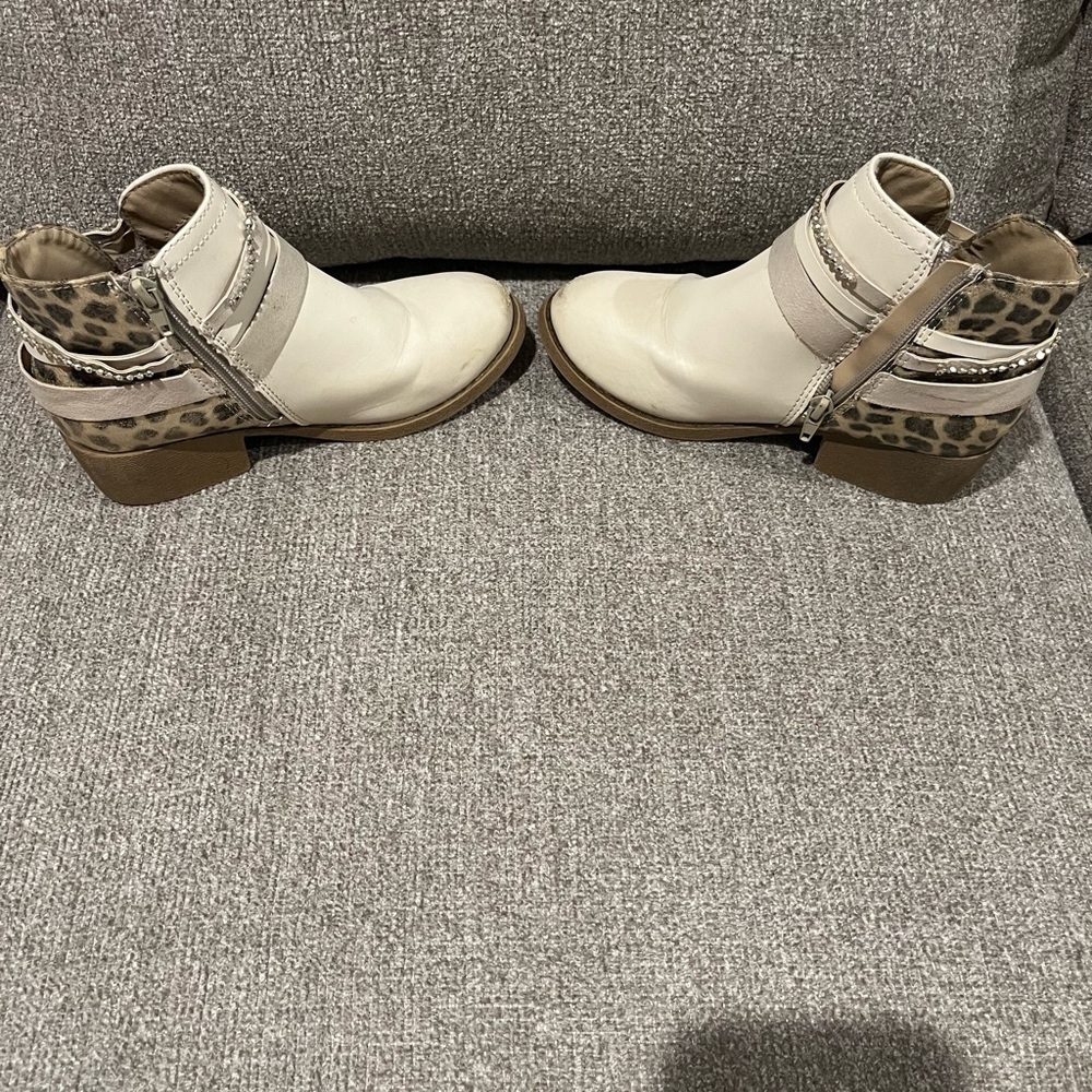 Girls boots size 2M. Color cream/beige. Leopard print in the back. Side zippers! - Picture 4 of 13